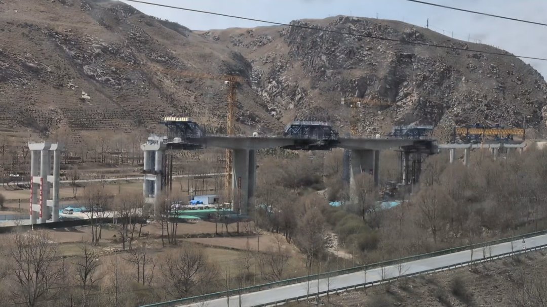 Day 34+35+36: 44 hours on a train: Taklamakan and Parts of Tibet - 12.000 km - The Complete Silk Road #silkroad
