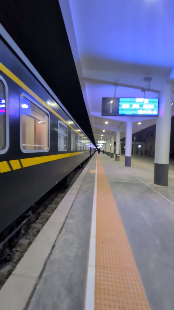 Day 34+35+36: 44 hours on a train: Taklamakan and Parts of Tibet - 12.000 km - The Complete Silk Road #silkroad