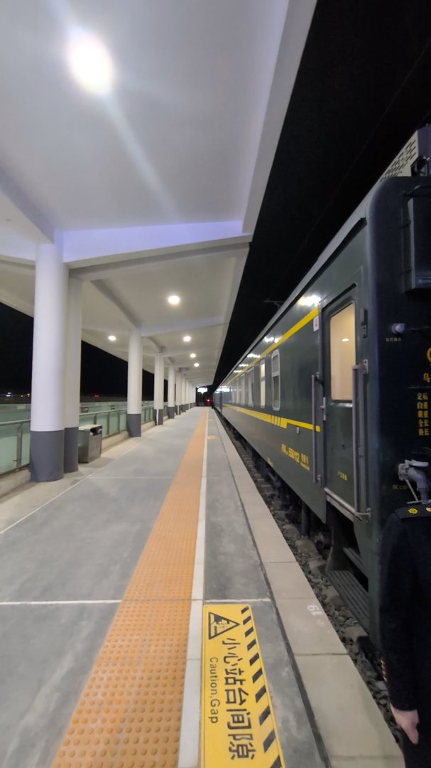 Day 34+35+36: 44 hours on a train: Taklamakan and Parts of Tibet - 12.000 km - The Complete Silk Road #silkroad
