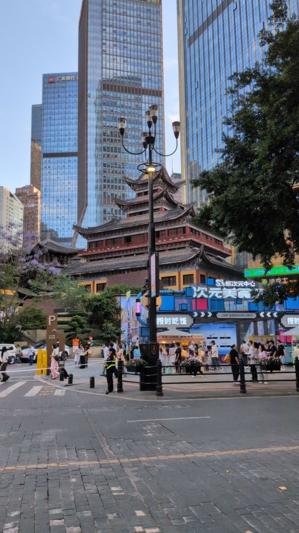 Day 40: Sightseeing and Drone Show in Chongqing - 20.000 km - Off to Singapore #homerun