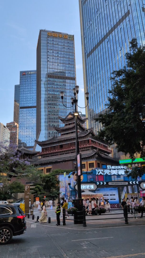 Day 40: Sightseeing and Drone Show in Chongqing - 20.000 km - Off to Singapore #homerun